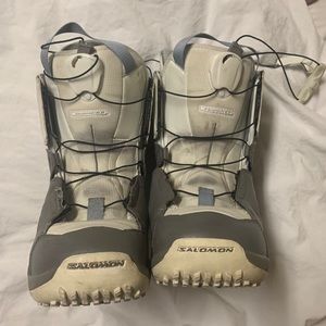Snowboarding boots